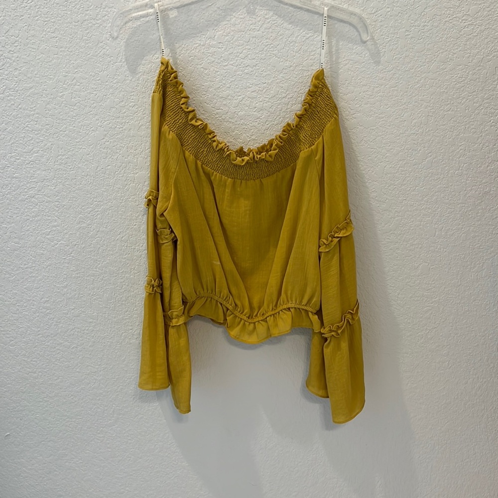 Good Condition Off the shoulder long sleeve crop top